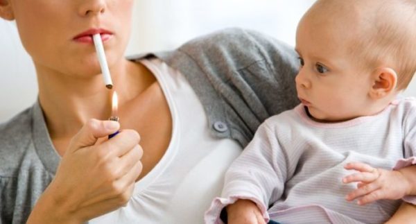 Adulte fumant devant un bébé de 4 mois.