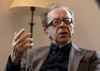 TO GO WITH STORY BY LAURENT LOZANO
Albanian novelist Ismail Kadare gestures during an interview with AFP on February 8, 2015 in Jerusalem. Born in 1936 in the Albanian mountain town of Girokaster, Kadare has won a number of prestigious prizes including the first international Man Booker Prize in 2005.  AFP PHOTO/ GALI TIBBON