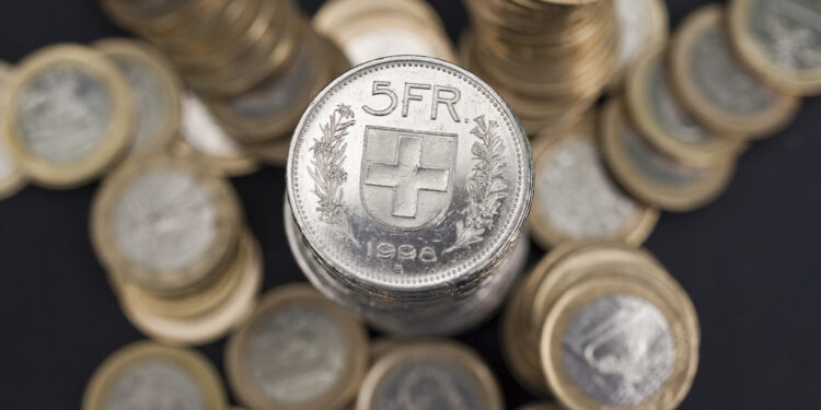 Swiss five-franc and two euro coins, pictured on May 17, 2010. (KEYSTONE/Martin Ruetschi)

Ein Turm aus Fuenflibern steht inmitten von Ein-Euro-Muenzen, aufgenommen am 17. Mai 2010. (KEYSTONE/Martin Ruetschi)