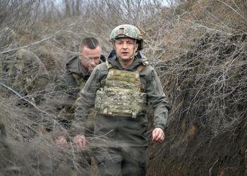 Ukraine's President Volodymyr Zelenskiy visits positions of armed forces near the frontline with Russian-backed separatists in Donbass region, Ukraine April 9, 2021. Ukrainian Presidential Press Service/Handout via REUTERS ATTENTION EDITORS - THIS IMAGE WAS PROVIDED BY A THIRD PARTY.