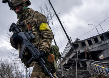 IRPIN, UKRAINE - MARCH 3: Ukrainian soldiers are seen near the recently collapsed bridge which was the target of a Russian missile, near the town of Irpin, Ukraine on March 3, 2022. 
  ( Wolfgang Schwan - Anadolu Agency )