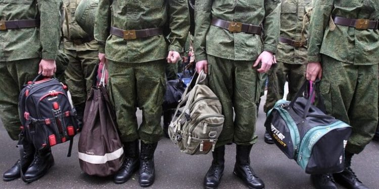 epa02730860 Russian conscript stand in line before they leave to serve in the Russian army at a recruiting station in Moscow, Russia, 13 May 2011. In the spring of 2011, 218,720 young men will be called-up for their military service. But the Russian army always encounters trouble with the call-up system when trying to get enough young men recruited due to demographic reasons. The health problems of a lot of young people can causes difficulties for the army. Normally the called-up soldiers and those who enlisted through a contract serve for one year. During their service the recruits can be sent anywhere on the Russian territory, so they can be easily find themselves thousands of kilometers away from home.  EPA/SERGEI ILNITSKY