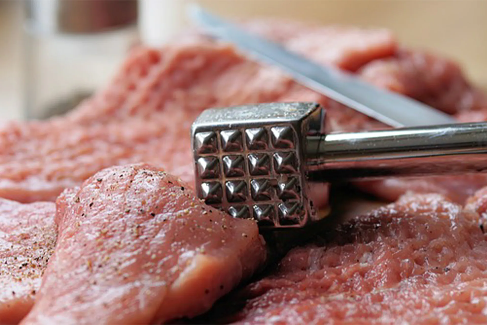 AKU bllokon 738 kg mish pule dhe djathë të rrezikshme për konsum