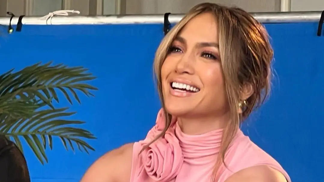 Jennifer në poza të guximshme verore që të lënë pa fjalë