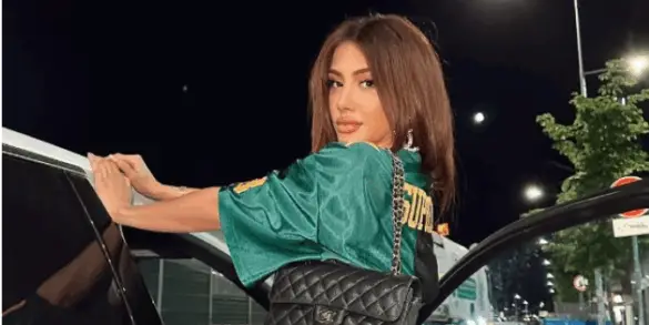 Melinda  djeg  Instagramin  pozon para pasqyrës në bikini