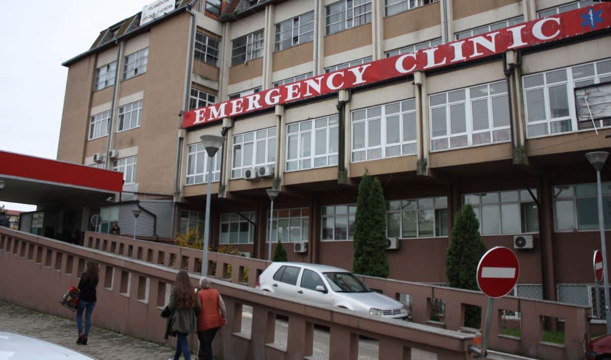  Horror  në Prizren  burri plagos bashkëshorten dhe vajzën  gjendja e tyre është e rëndë
