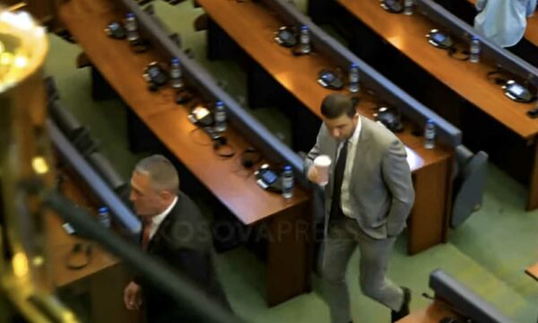 Seanca për nënkryetarin  Rashiq konsultohet me deputetët e PDK së