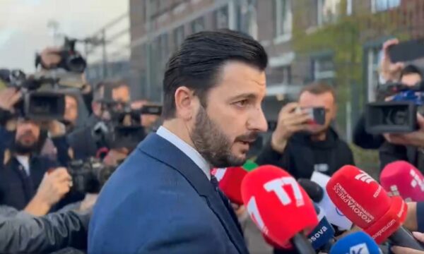 Ambasadori Dren Doli i pranishëm në seancën ndaj krerëve të UÇK së