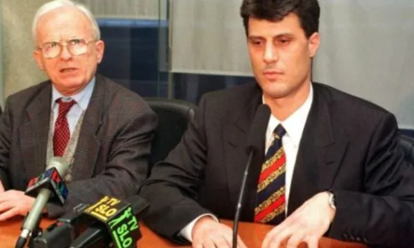 Fotoja me Demaçin detyron avokatin e Thaçit të tallet pak me prokurorin