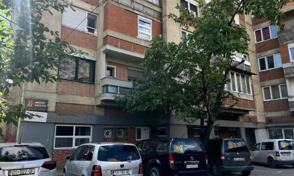 Përfundon bastisja te banesa e Fatmir Shehollit  hetuesit dalin me disa dokumente