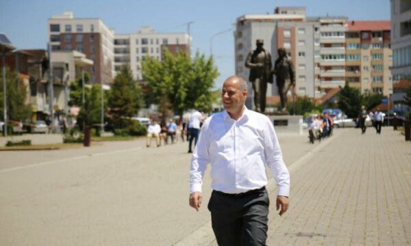 Lladrovci  Sonte do ta hapim simbolikisht zyrën ku ishte selia e PDK së në Drenas