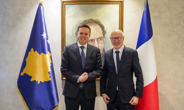 Abdixhiku pret në takim ambasadorin francez