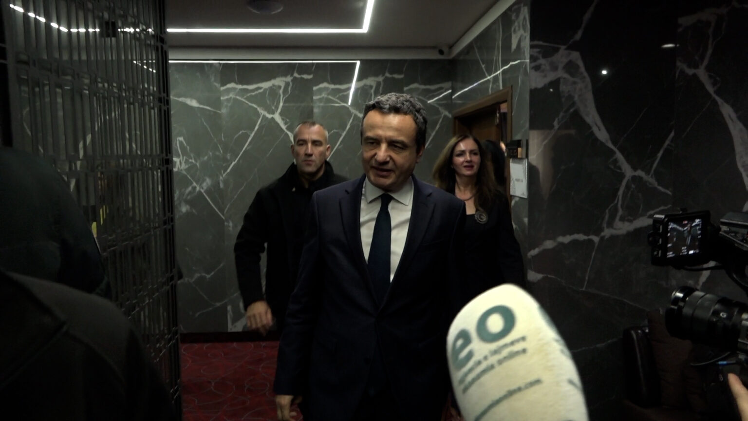 Kurti   Abdixhiku arrijnë në Kuvend  nis takimi