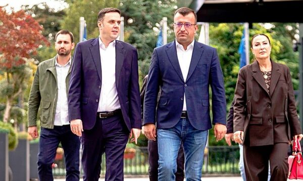 Abdixhiku për kafe në Istog  uron Feratin për fitore  Na bë siç di ti  krenarë e faqebardhë