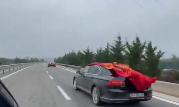 Me flamuj kuq e zi dhe simbolet e UÇK së  veturat nga Kosova nisen për në Shqipëri