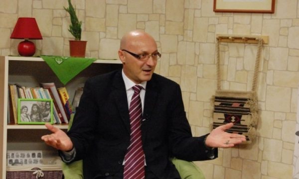 Koha kur familja e gjerë distancohej nga Fatmir Sheholli dhe babai i tij për  tradhti kombëtare 