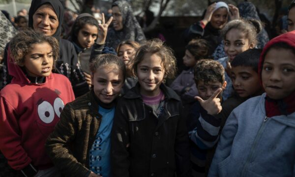 Po kthehemi në shtëpitë tona   Disa fëmijë në Gaza festojnë marrëveshjen e armëpushimit