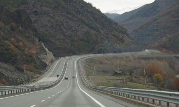 Motoristi nga Peja aksidentohet në Rrugën e Kombit