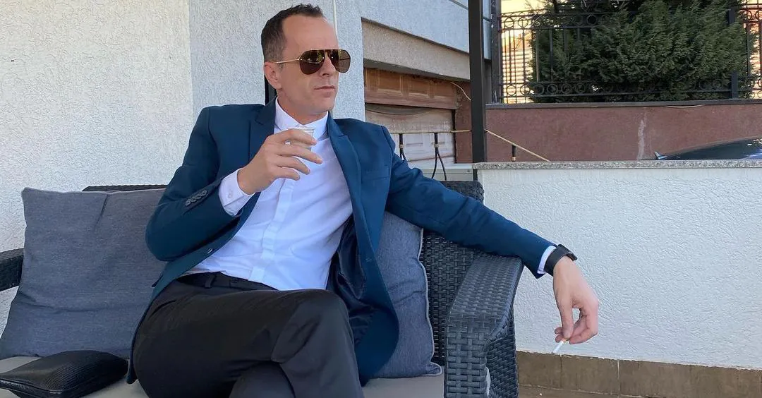 Me flokë të mbjellë e fytyrë pa rrudha  ky është ndryshimi i Shpëtim Deskut