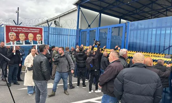 OVL UÇK me aksion para zyrave të EULEX it në Fushë Kosovë