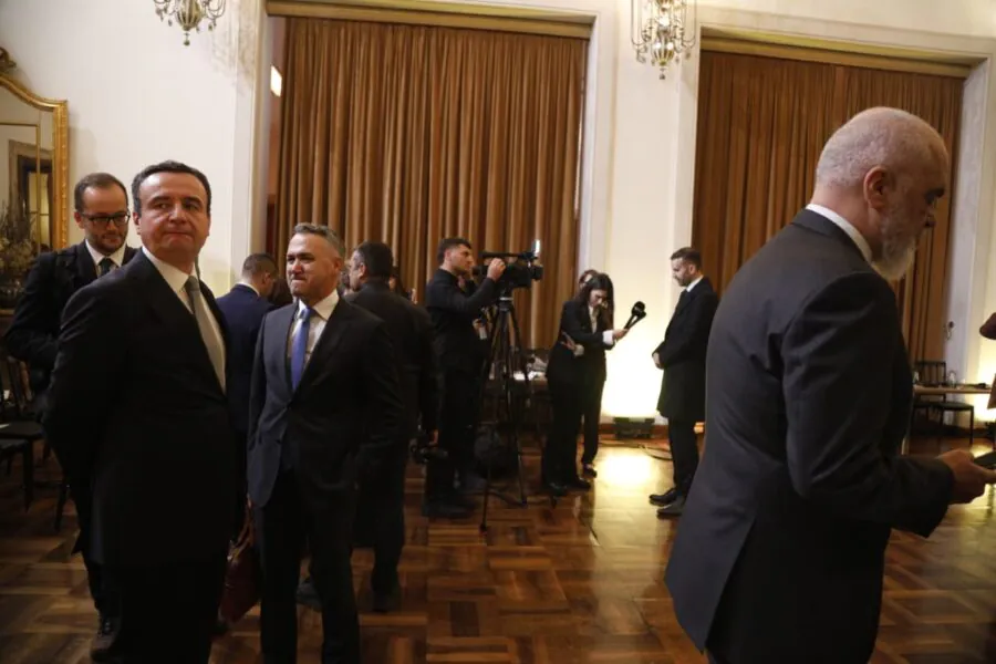 Çfarë nuk u pa nga samiti me liderët e rajonit   Rama i fokusuar në telefon  ja si reagon Albin Kurti
