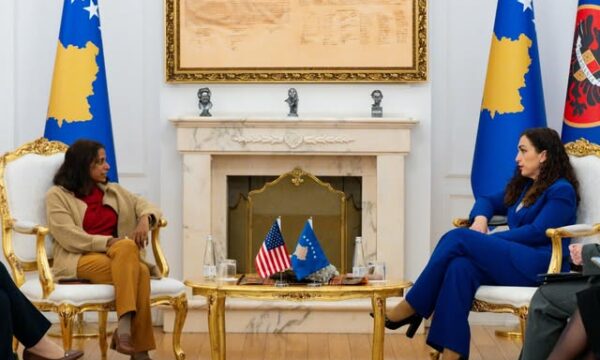 Osmani njofton se dje e ka takuar Prattipatin për të folur rreth  zhvilllimeve të fundit dhe sigurisë 