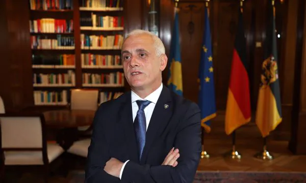 Ish ambasadori kosovar  Caktimi i 28 dhjetorit për zgjedhjet një autogol i Albin Kurtit