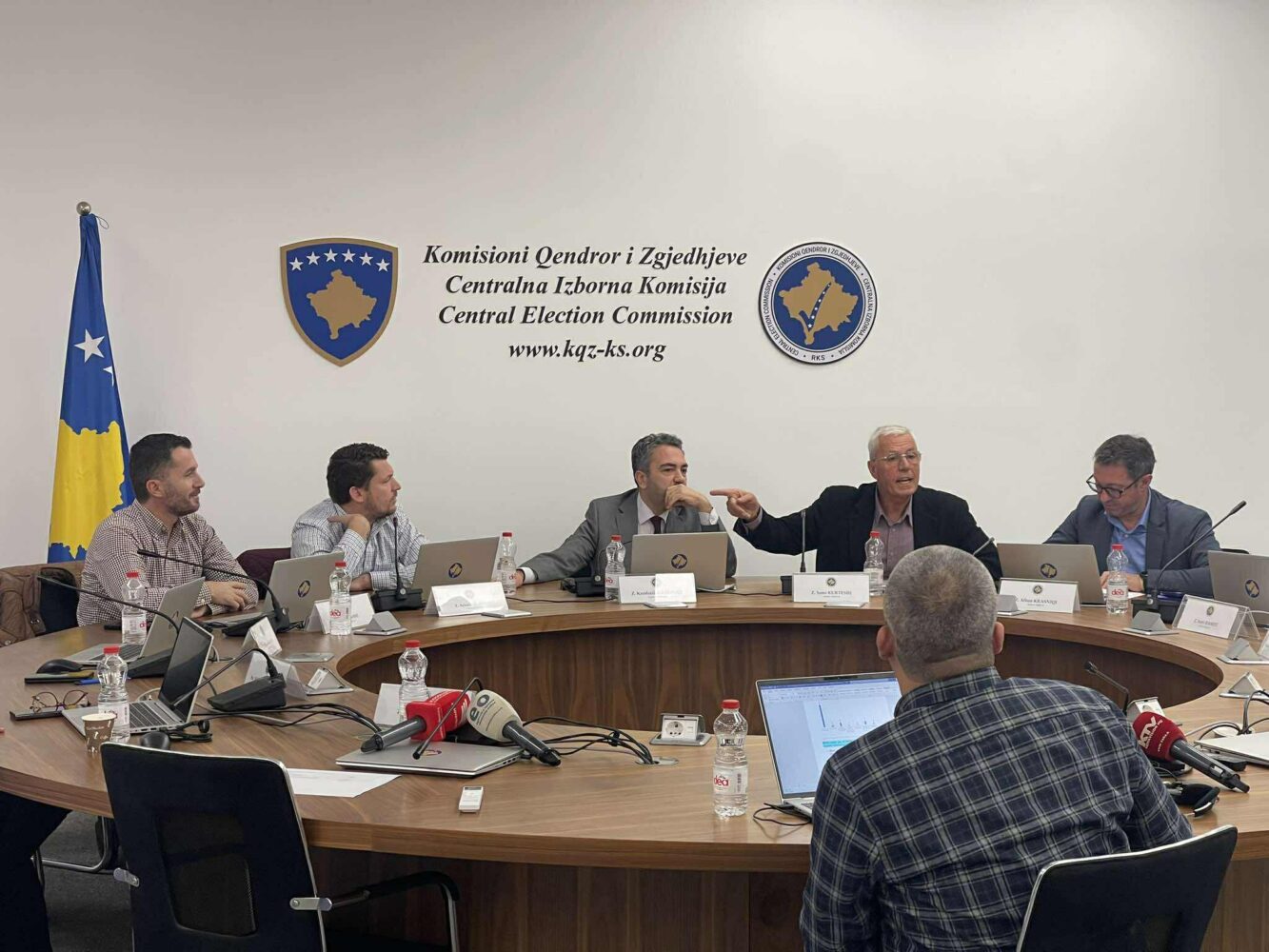 Përplasje në KQZ  VV  PDK po manipulon procesin zgjedhor me votues analfabetë