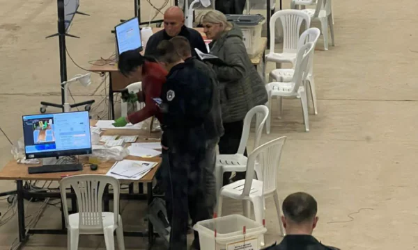 Ndërprerja numërimi i votave në Mitrovicë pas dyshimeve për fletëvotime të parregullta