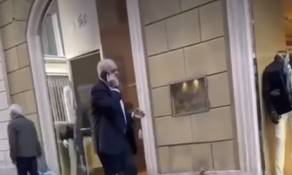 Rama në Itali kapet duke biseduar me dikë me tone të ashpra  Pamje