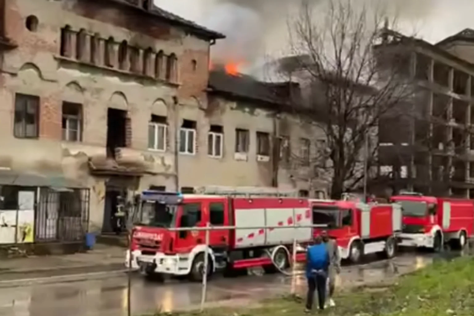 Zjarr në një objekt banesor në Fushë Kosovë  tre persona përfundojnë në QKUK