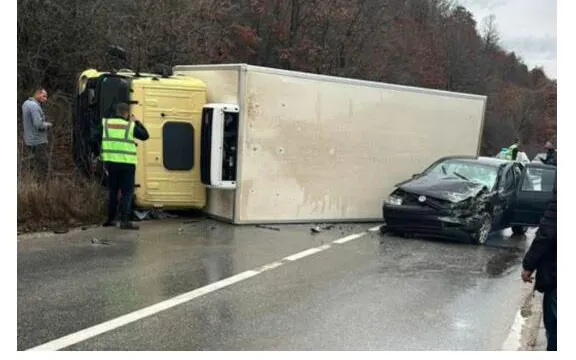 Aksident i rëndë afër Skenderajt  kamioni përfundon i rrokullisur pas përplasjes me një veturë