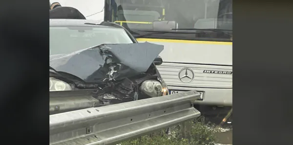Aksident në rrugën Prishtinë Podujevë  autobusi përplaset me veturën në Lluzhan