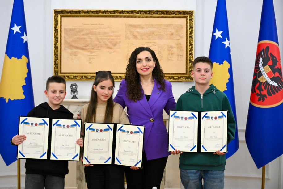 Gjetën portofolin me para dhe e dorëzuan në polici  Osmani ndan mirënjohje për tre fëmijët nga Ferizaj