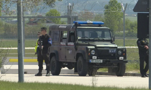 Atentat pranë aeroportit të Rinasit  vritet një person dhe plagoset një tjetër