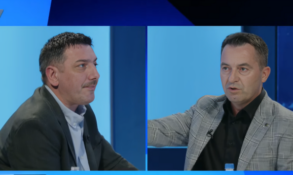  Dy ditë para vitit t ri   Mos u fry shumë me këtë datë   Albini me mujtë i kish shty  ai ka frikë  zgate Zot 