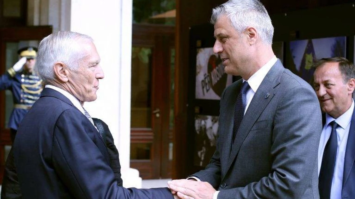 Clark pyetet për zemërimin e komandantit të KFOR it me Thaçin