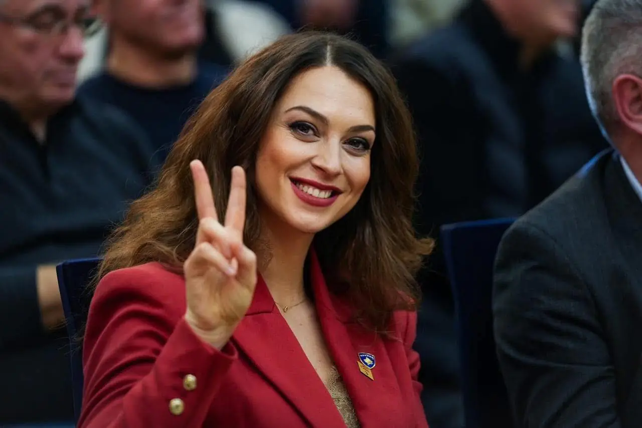 Kica Xhelili kandidate e LDK së për deputete  tregon numrin që do ta ketë