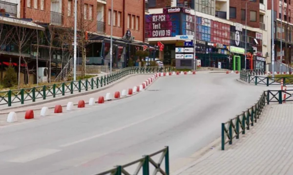 Një person i panjohur ndezi zjarre në rrugën Muharrem Fejza  pesë vetura të dëmtuara