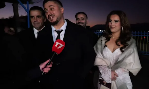 Çifti dhe dasmorët në Gjakovë nga dasma shkojnë në vendvotim