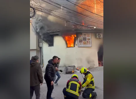 Zjarrfikësit në vendngjarje  pamje të zjarrit në Prizren që i mori jetën një fëmije