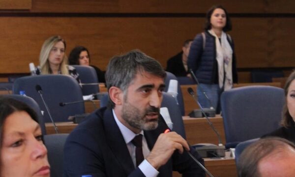 Berat Lahu publikon dokumentin që tregon se kompania e Vuk Hamoviqit u licencua nga ZRRE ja në 2021