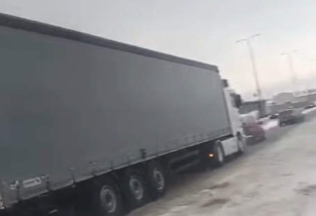 Automjeti tërheq kamionin  qytetari hip mbi  pick up  për balancë  pamje nga Podujeva