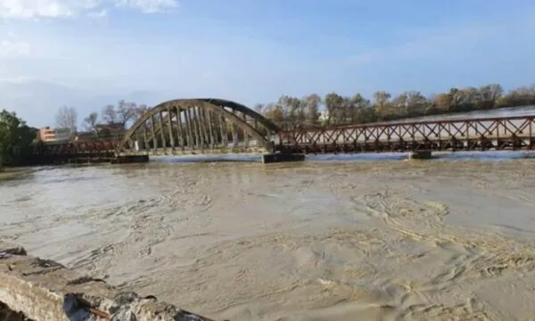 Lumi Vjosa del nga shtrati  niveli i ujit ka arritur në 6 8 metra mbi nivelin e detit