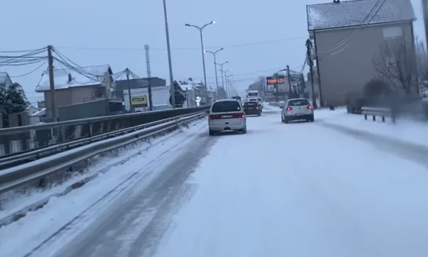 Magjistralja Prishtinë Mitrovicë e mbuluar me borë  vështirësohet qarkullimi i automjeteve