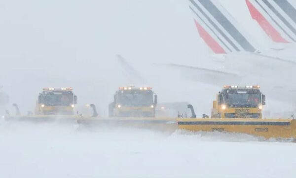Dimri mbërthen Evropën  Anulohen fluturimet në aeroporte  ndërpritet edhe qarkullimi i autobusëve