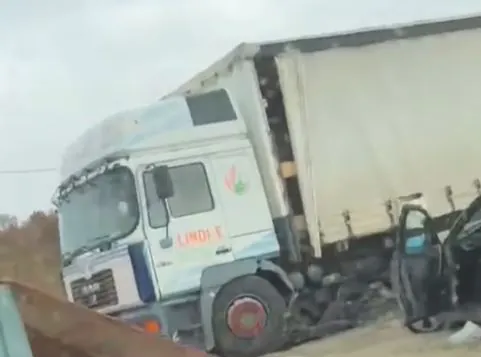 Aksidentohen vetura me kamion në Malishevë  lëndohet një person