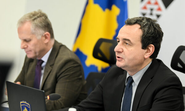 Albin Kurti e degradon Besnik Bislimin  e autorizon në një punë brenda Zyrës së Kryeministrit