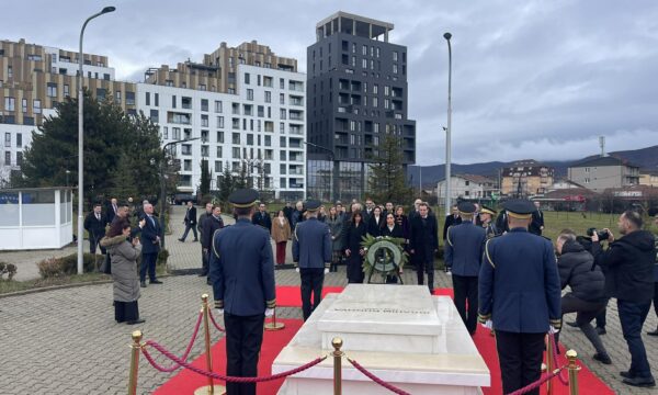 18 vjet shtet   Krerët e vendit bëjnë homazhe te varri i ish presidentit Rugova
