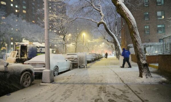 Stuhia e fuqishme dimërore bllokon shkollat dhe transportin në ShBA